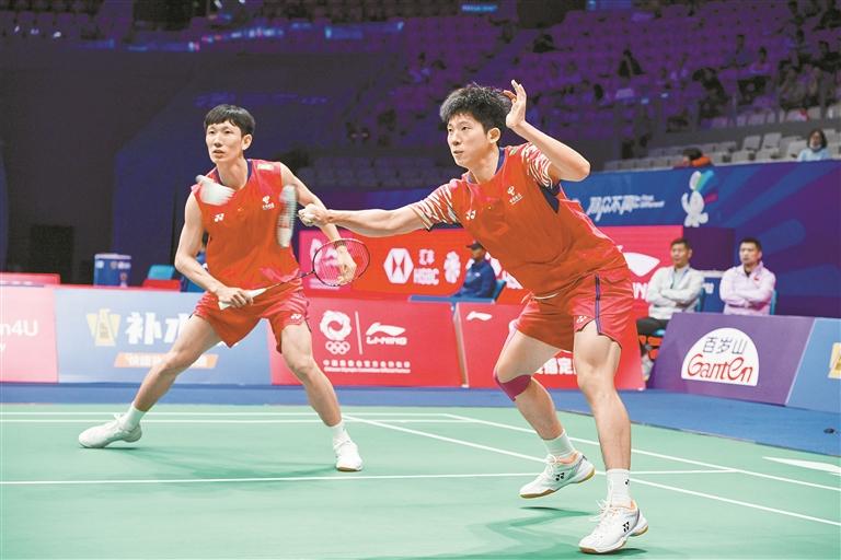 里拿到了冠, 组合挺进